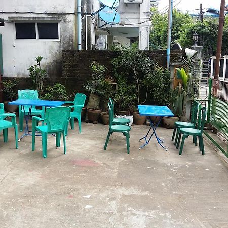 T Venus Hostel Rangoon Buitenkant foto