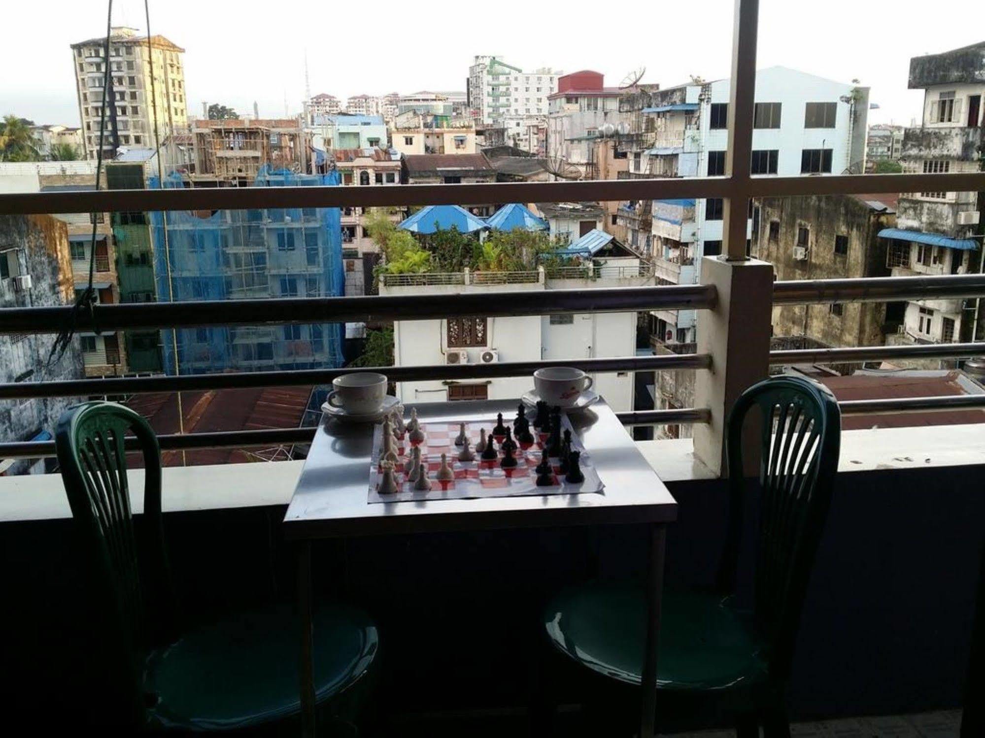 T Venus Hostel Rangoon Buitenkant foto