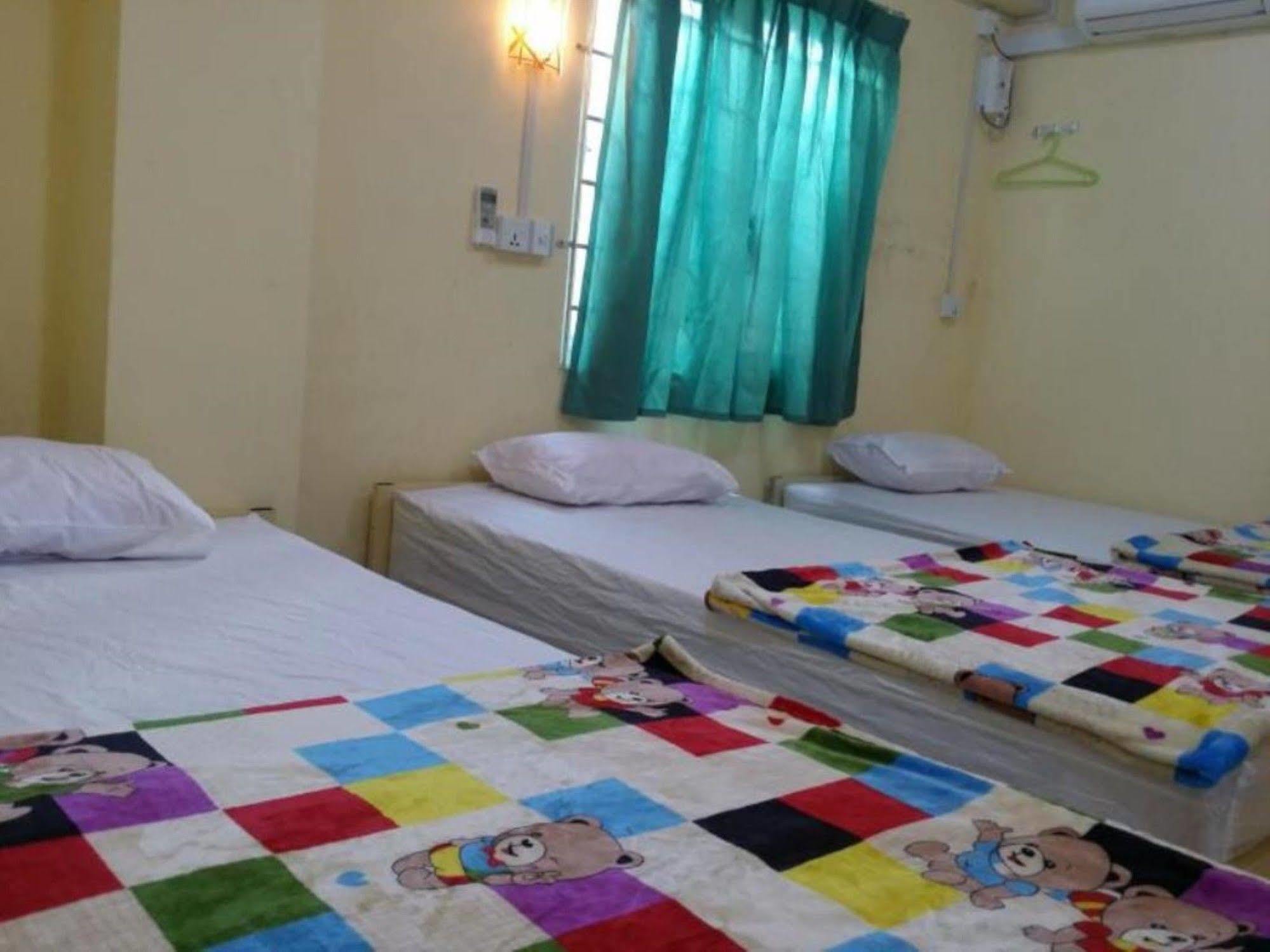 T Venus Hostel Rangoon Buitenkant foto
