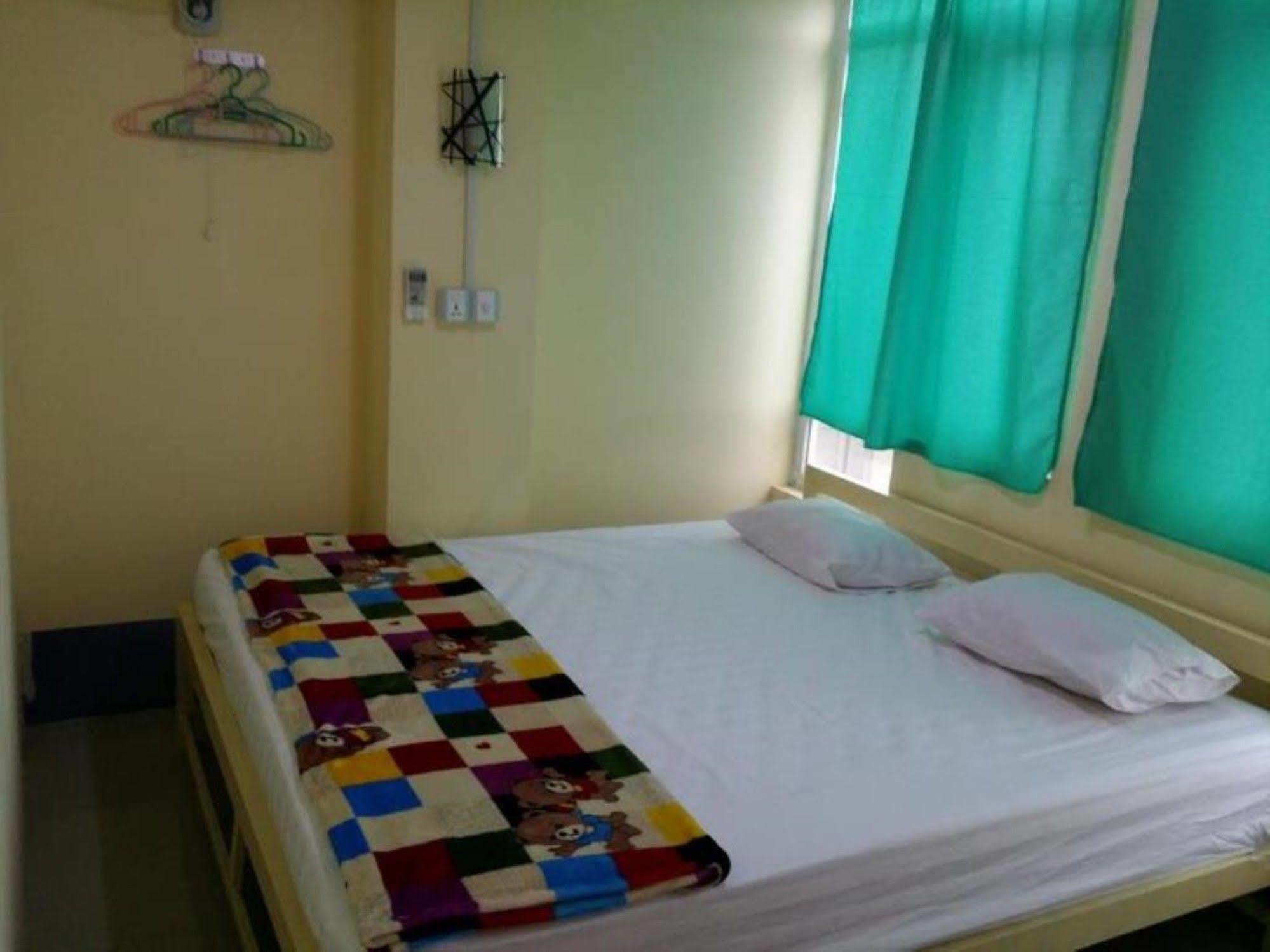 T Venus Hostel Rangoon Buitenkant foto