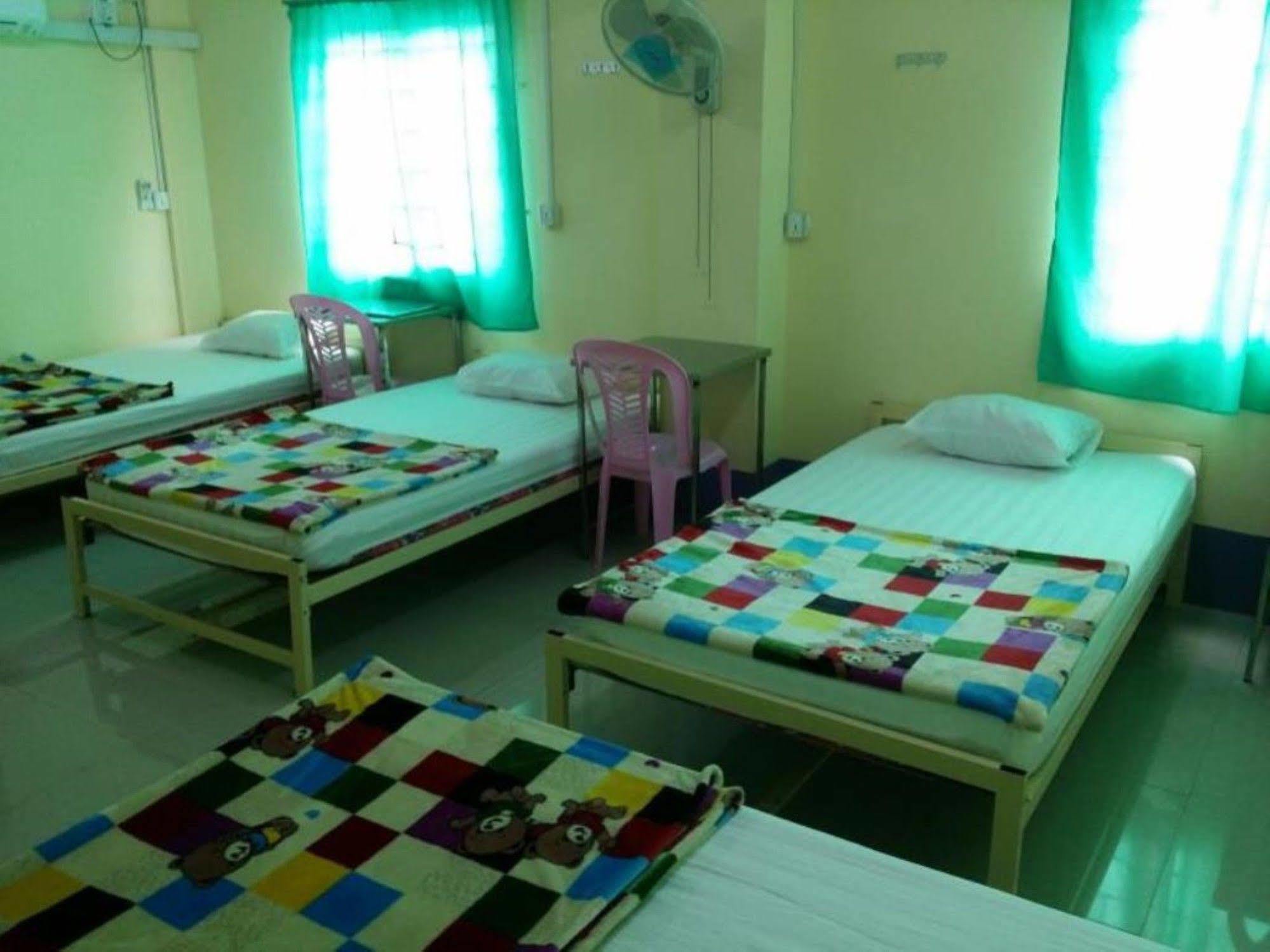 T Venus Hostel Rangoon Buitenkant foto